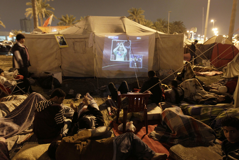 Обитатели лагеря смотрят трансляцию футбольного матча.