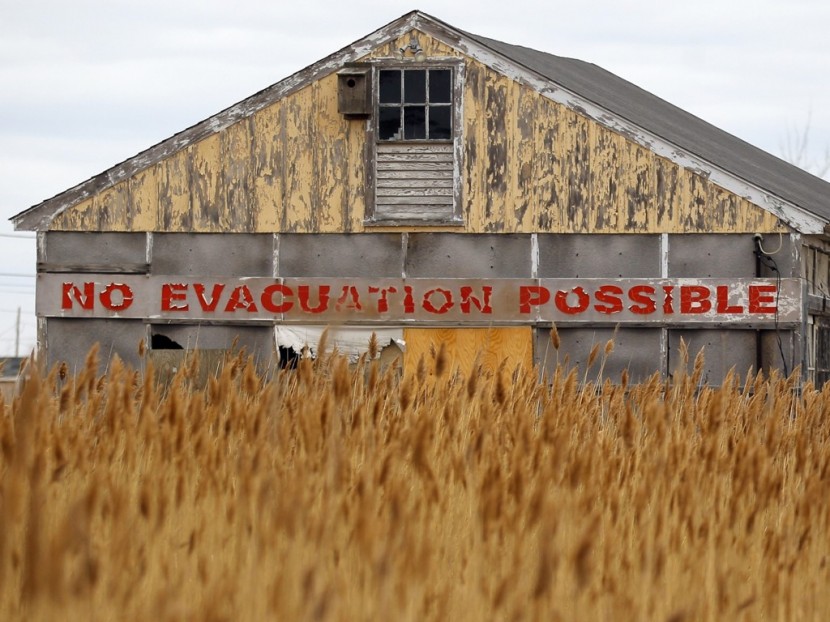 Надпись "Эвакуация невозможна" на здании в Ньюбери, Массачусетс