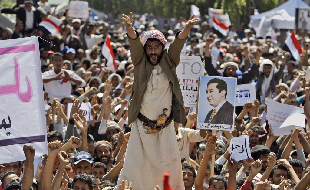 Участники антиправительственных демонстраций в Йемене