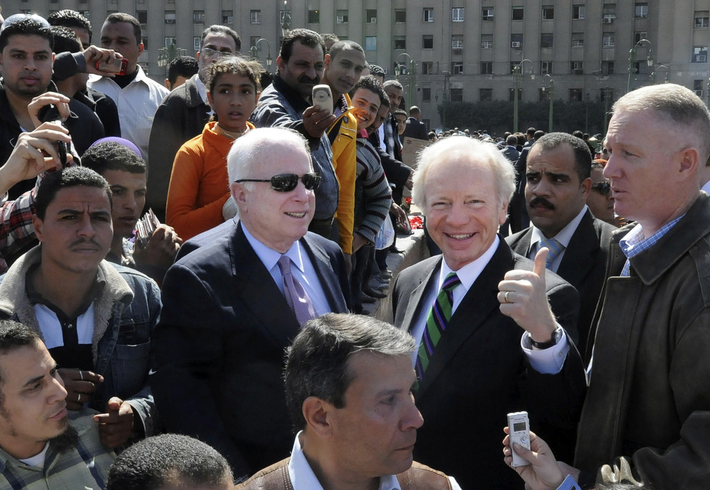 Американские сенаторы на площади Тахрири