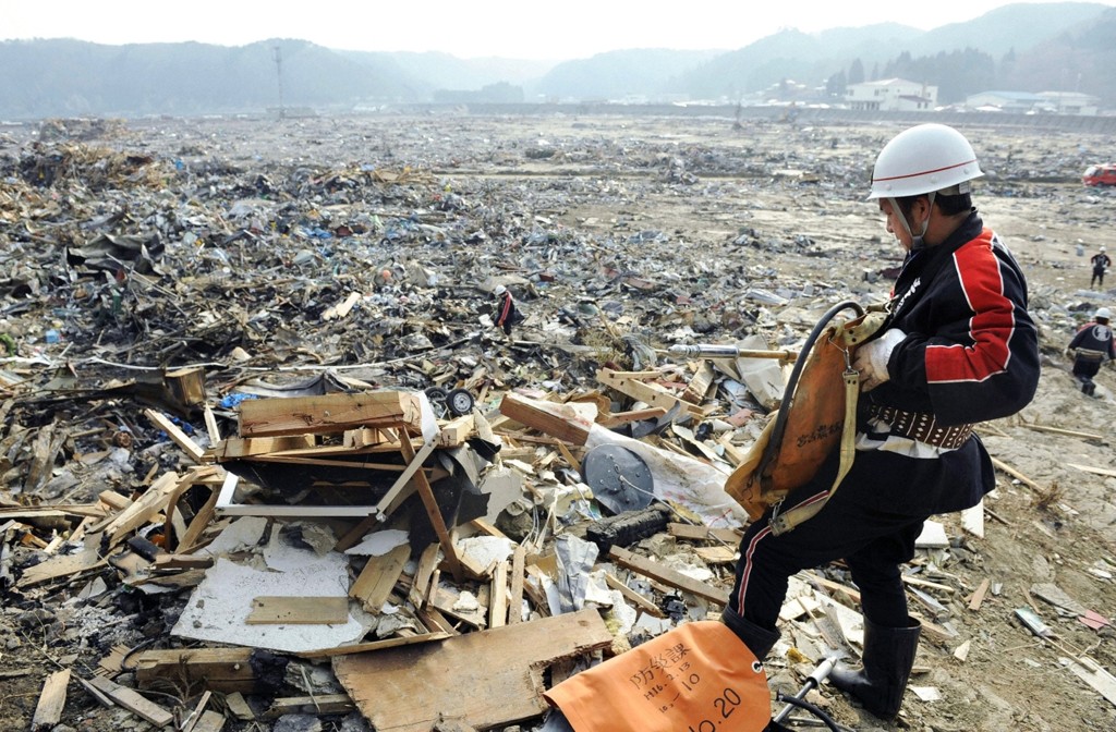 Спасатель ищет жертв цунами