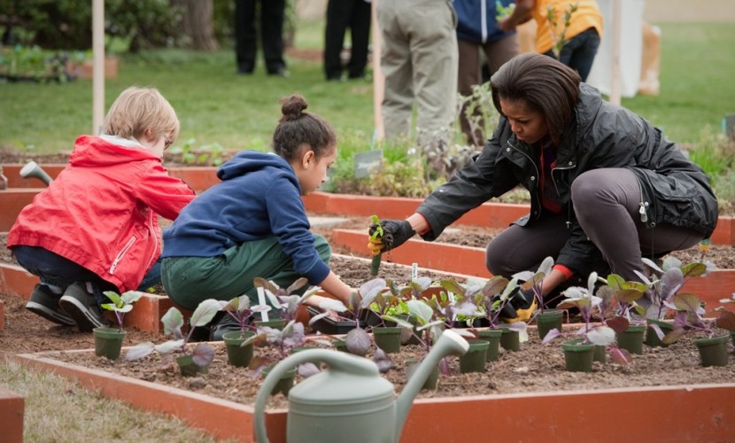 Обама со школьниками  высаживают растения 