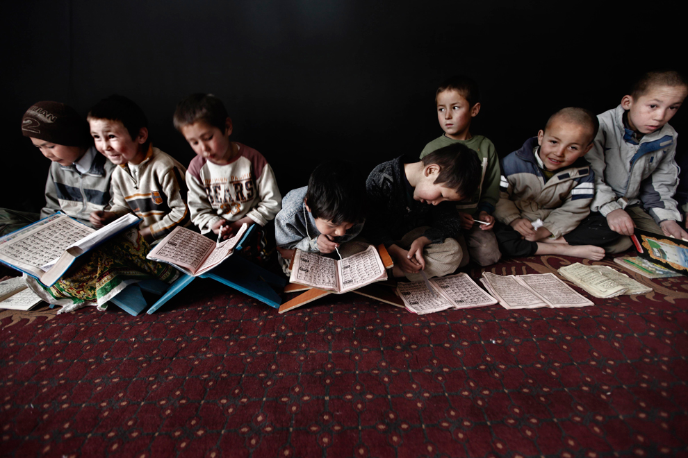 Дети изучают Коран.