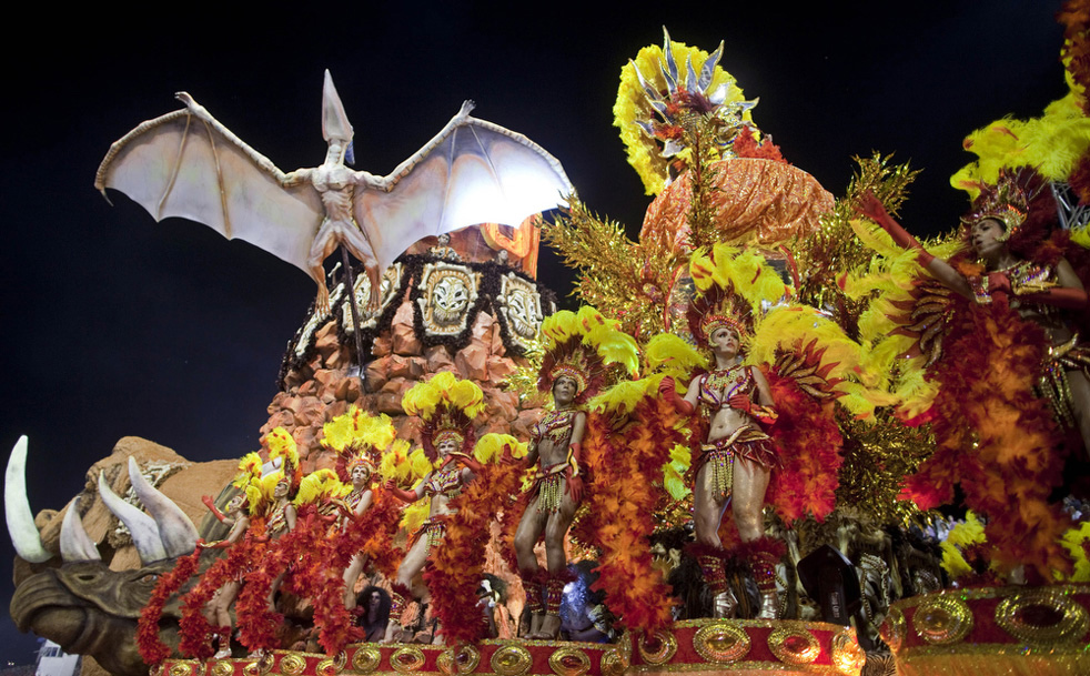 Участники бразильского карнавала. 