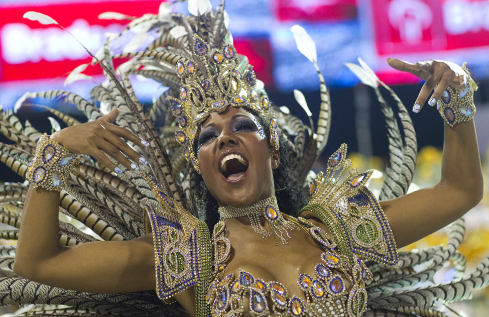 Участница бразильского карнавала. 