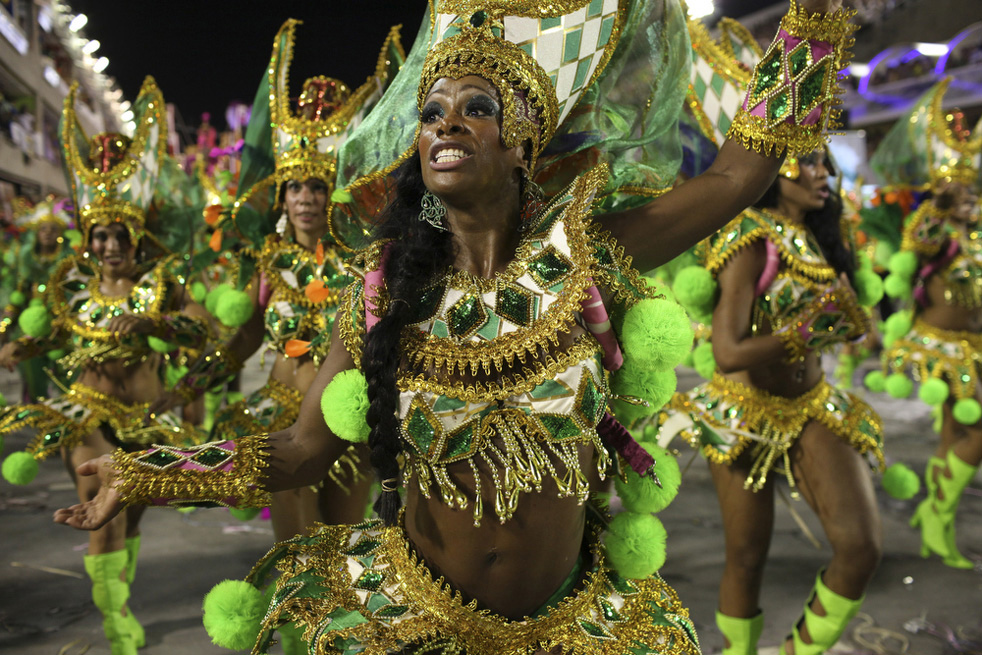Участники бразильского карнавала.