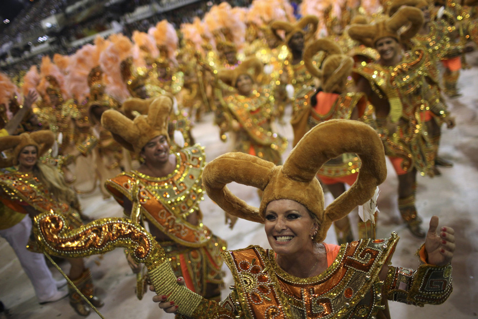 Участники бразильского карнавала.