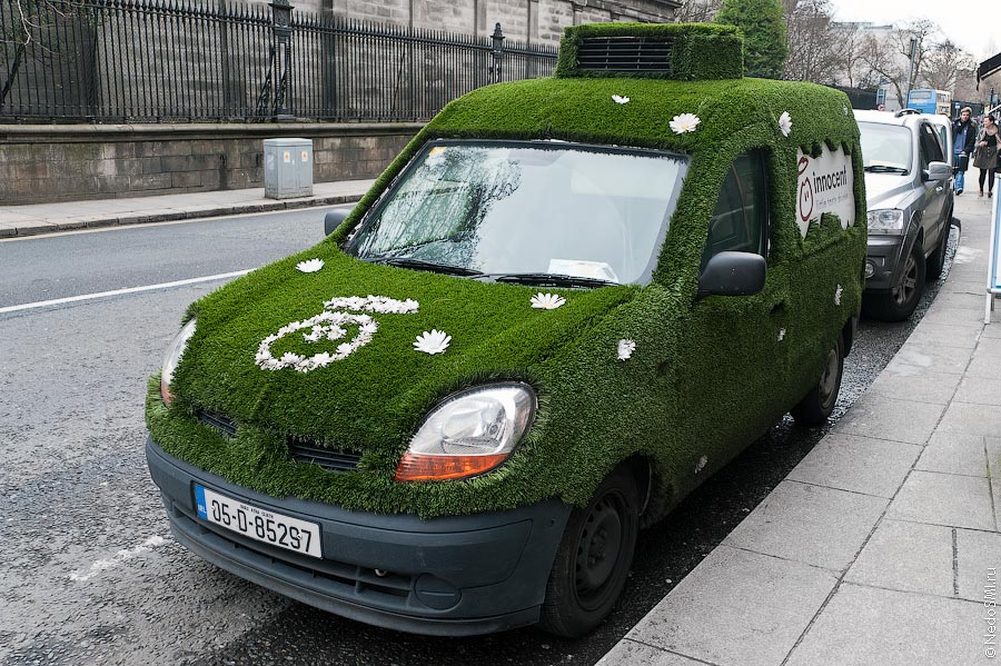 Зелёный автомобиль.