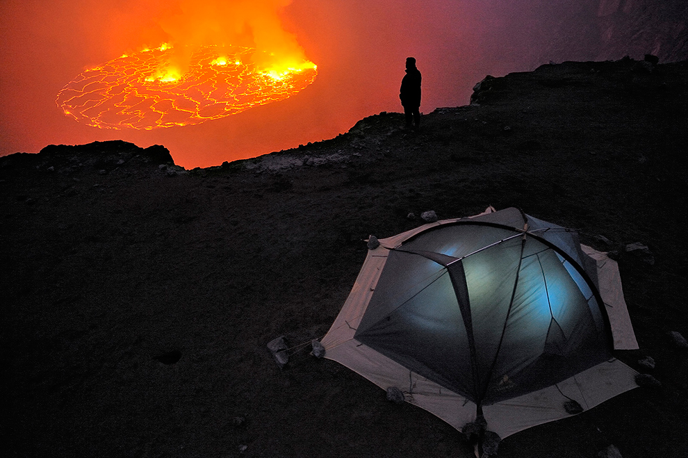 Палатка на фоне озера лавы.