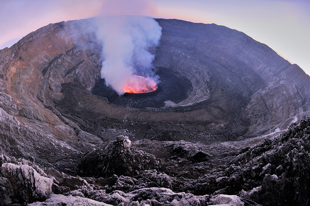 Озеро лавы в кратере вулкана Нирагонго.