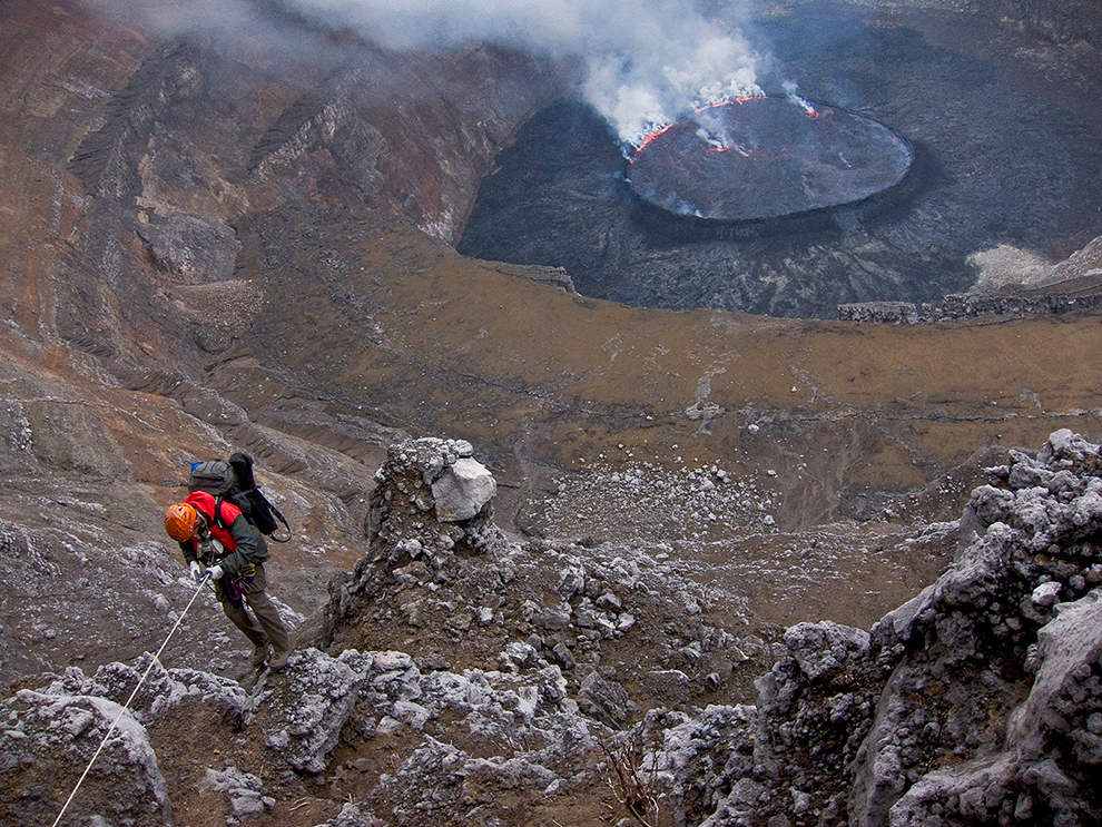 Участники экспедиции спускаются к озеру лавы.