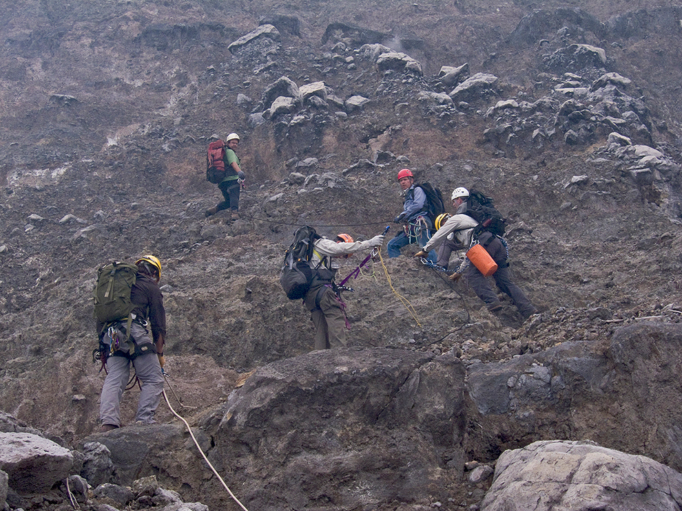 Члены команды спускаются к озеру лавы.