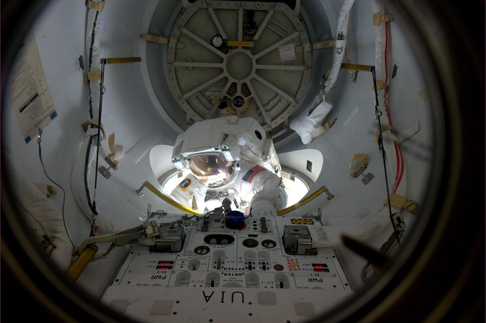 Космонавт выходит в открытый космос.