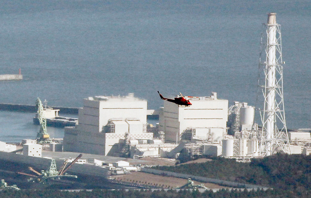 Вертолёт пролетает над АЭС.