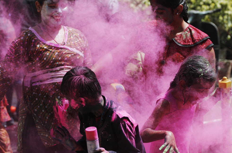 Участники праздника цвета в облахак цветного порошка.