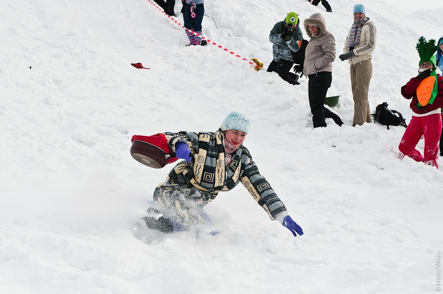 Участница соревнований летит с горы.