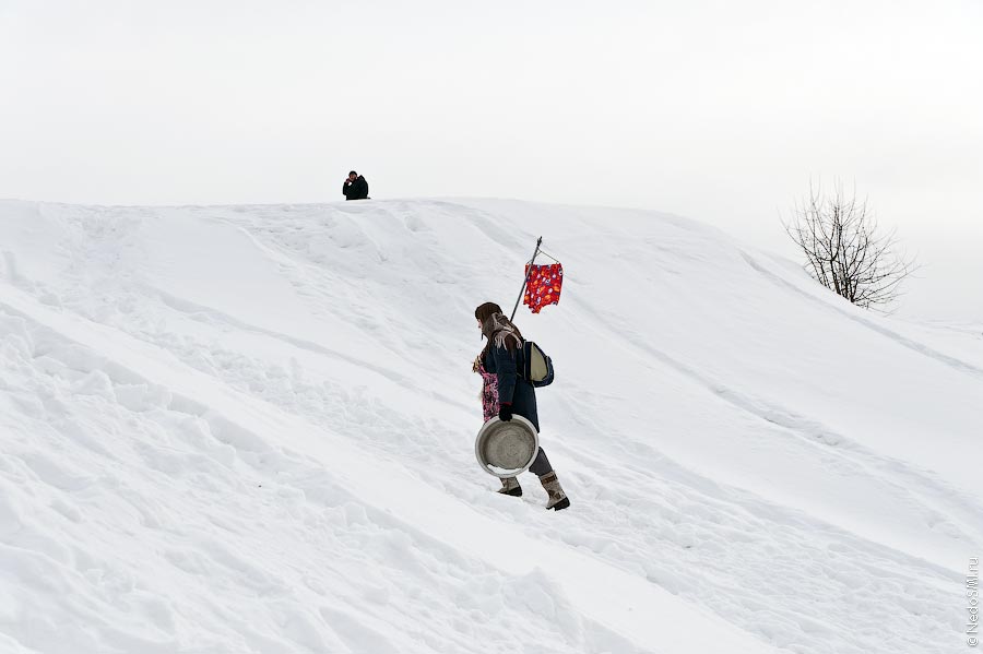 Участница соревнований покидает гору.