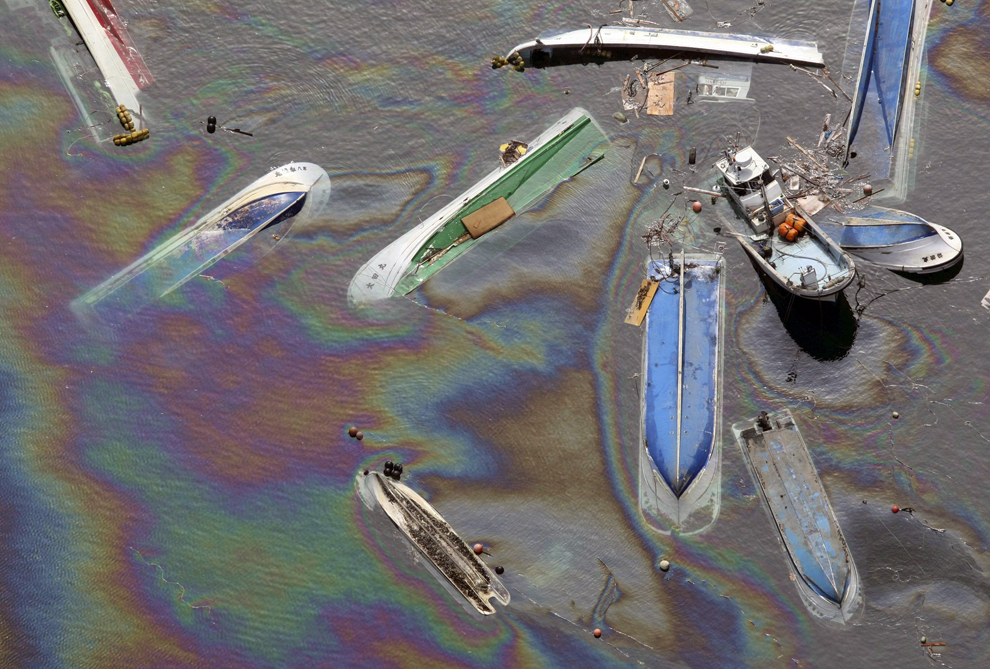 Лодки плавают в нефтяном пятне.