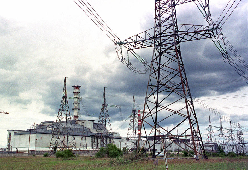 Высоковольтные башни недалеко от Чернобыльской АЭС