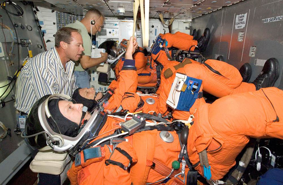 Космонавты готовятся к полету в космос