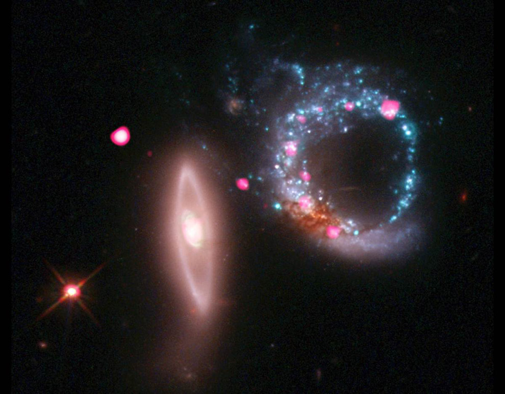 Пара взаимодействующих галактик Arp 147
