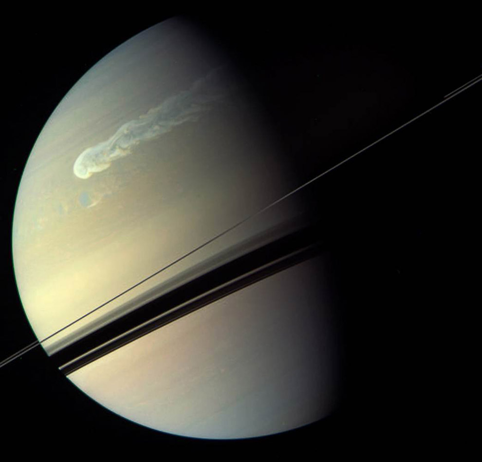 Космос: буря на Сатурне