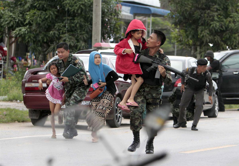Тайские солдаты эвакуируют детей
