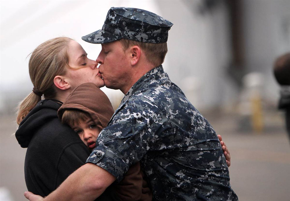 Военнослужащий прощается с семьей