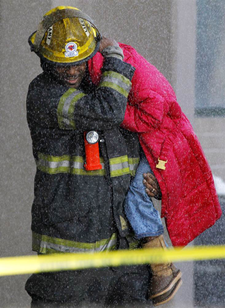 Пожарный эвакуирует ребенка 