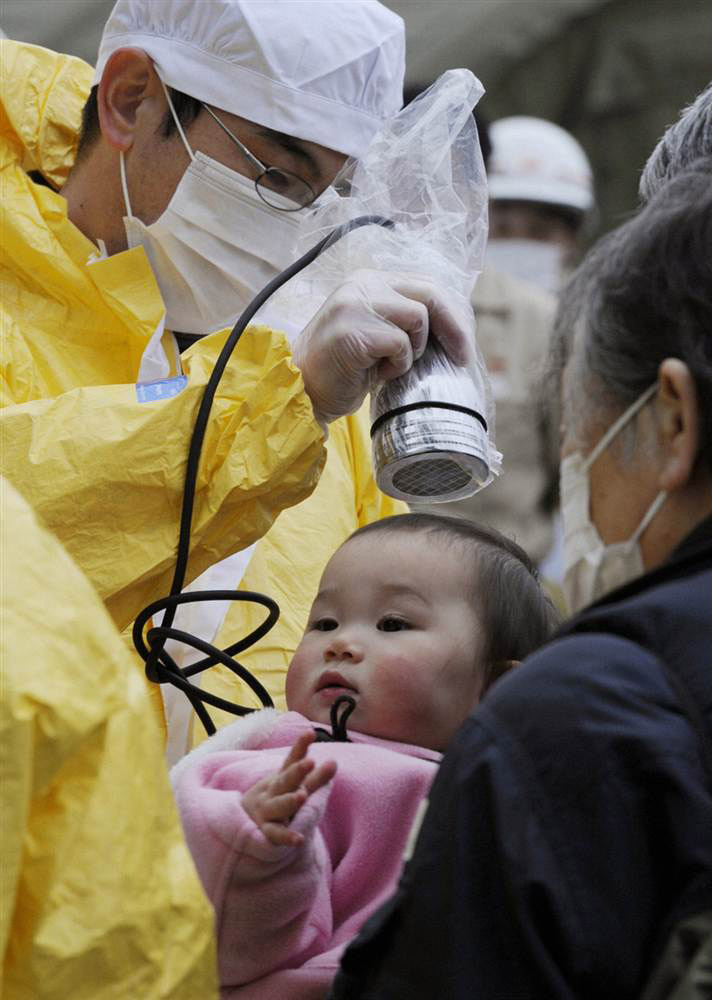 Ребенка проверяют на предмет заражения радиацией