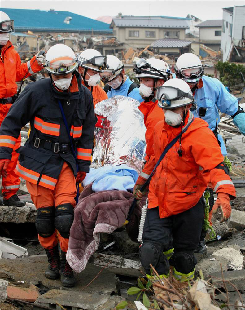 Спасатели находят выжившего под завалами