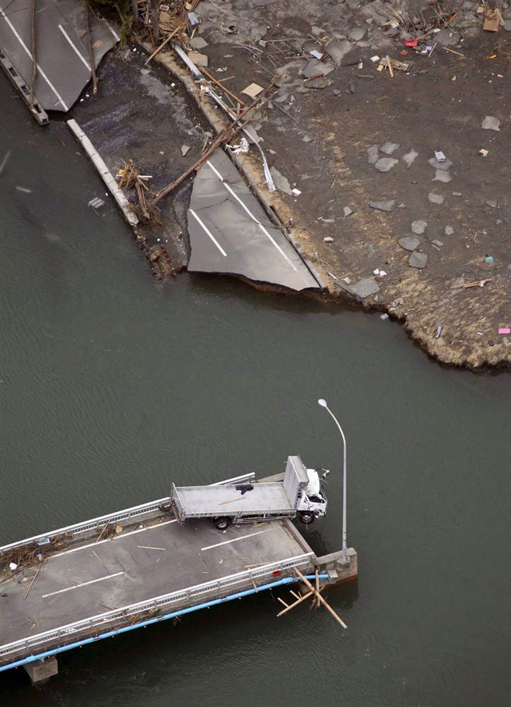 Грузовик на разрушенном мосту