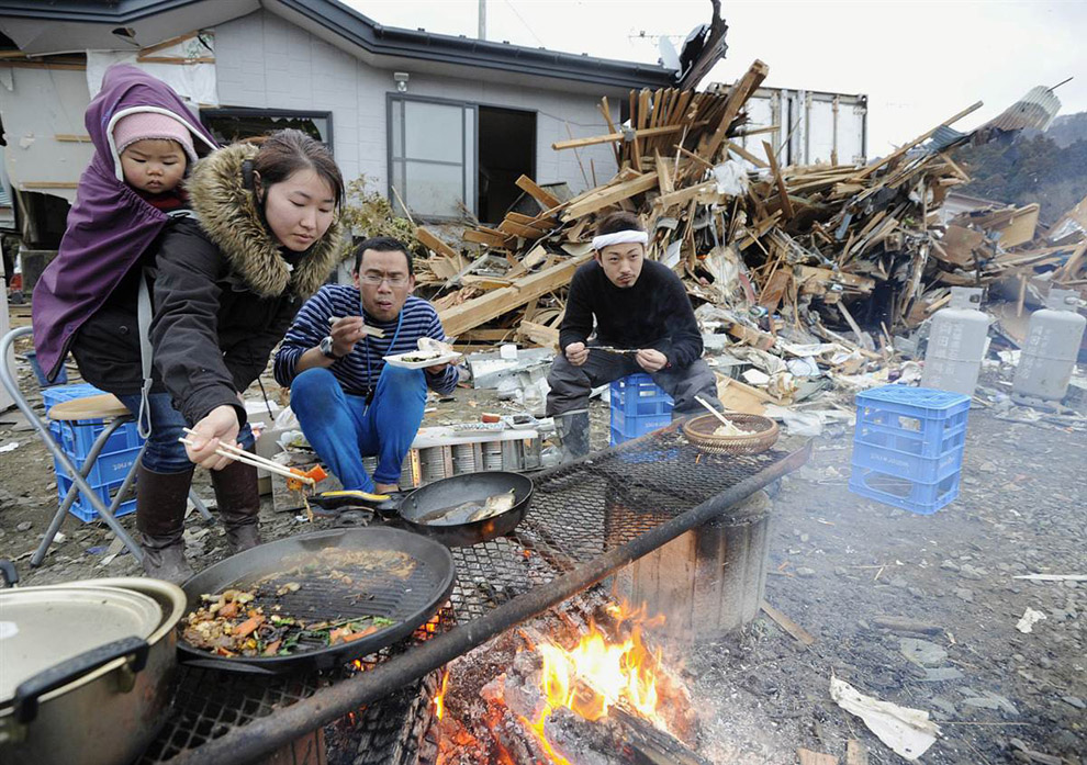 Японцы возле своего разрушенного дома