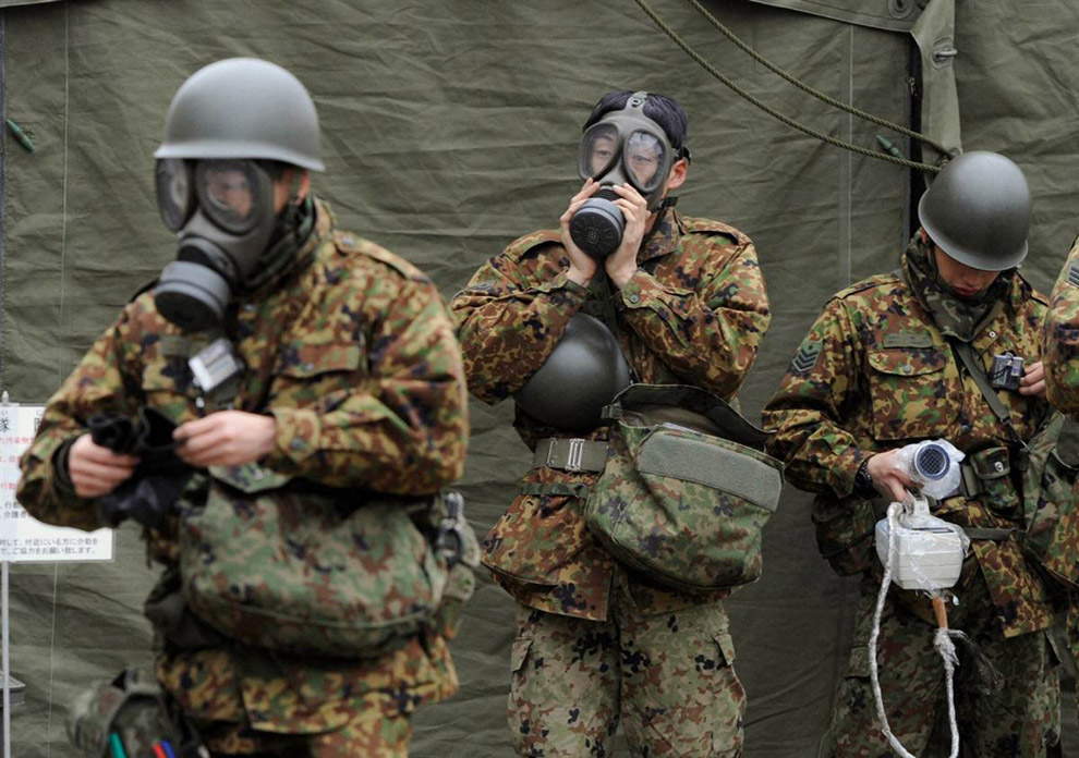 Военнослужащие готовятся к уборке радиации