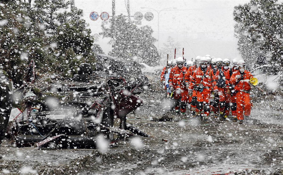 Снегопад на месте стихийных бедствий в Японии
