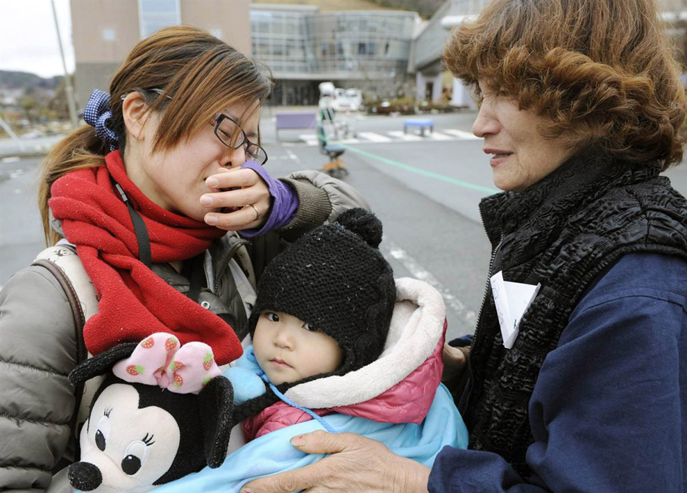 Женщины встретились после землетрясения и цунами в Японии