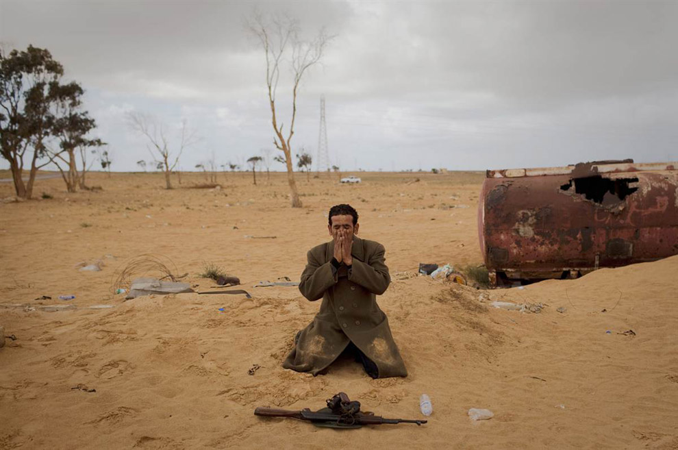 Ливийский повстанец молится 