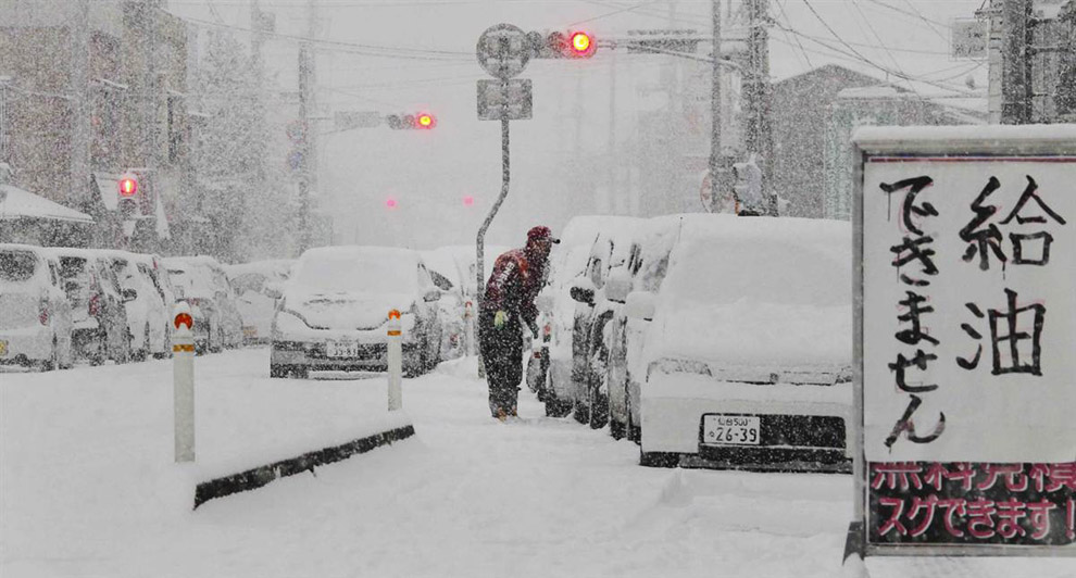 Автомобили в снегу в Японии