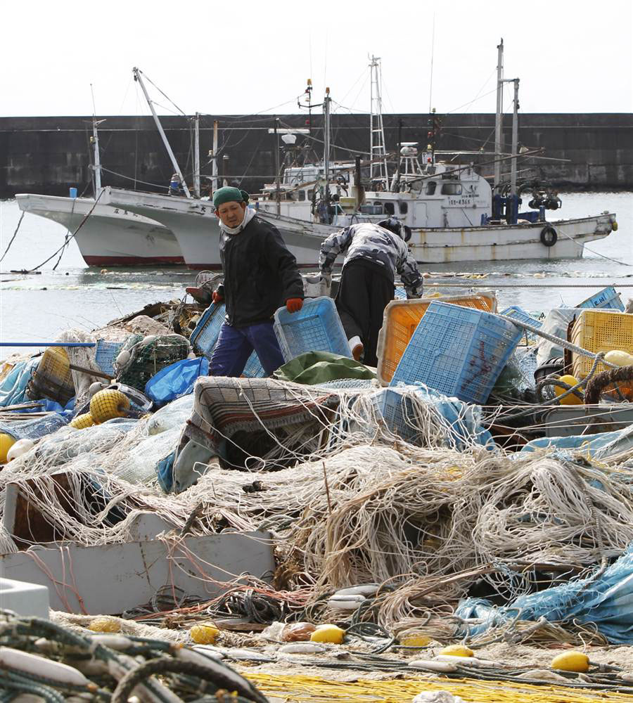 Рыбаки убирают завалы в порту 