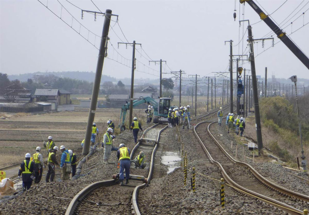 Рабочие ремонтируют железную дорогу