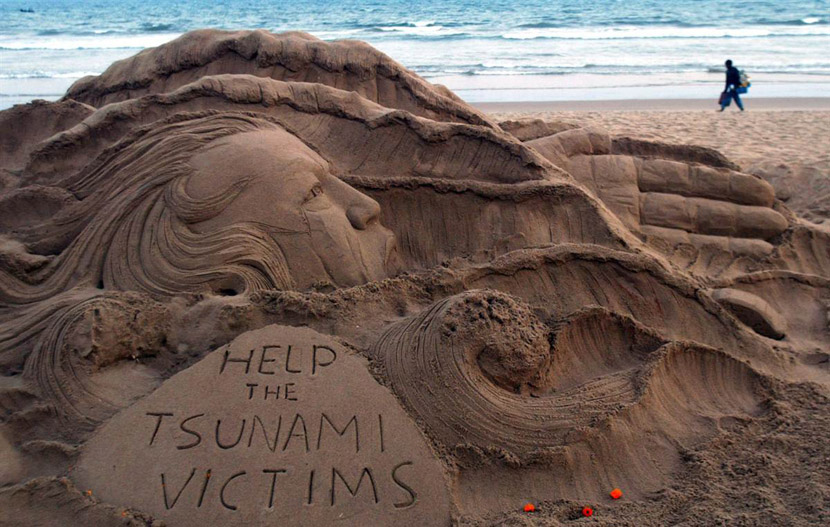 Песочная скульптура в память о жертвах цунами в Японии