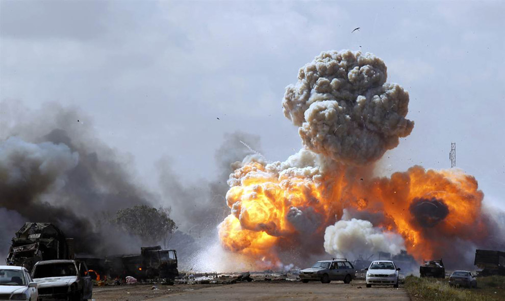 Авиация коалиционных сил бомбит Ливию