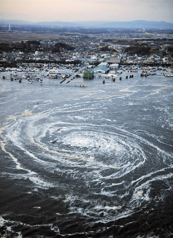 Волна цунами образовала водоворот 