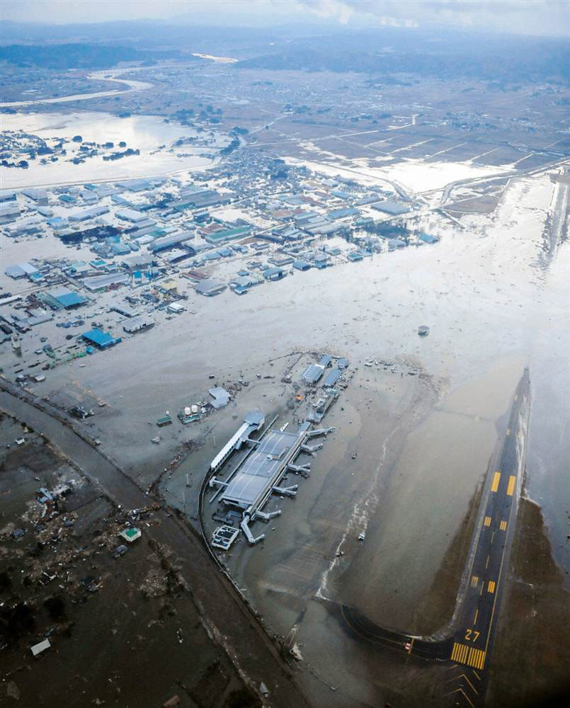 Затопленный аэропорт в Сендае 
