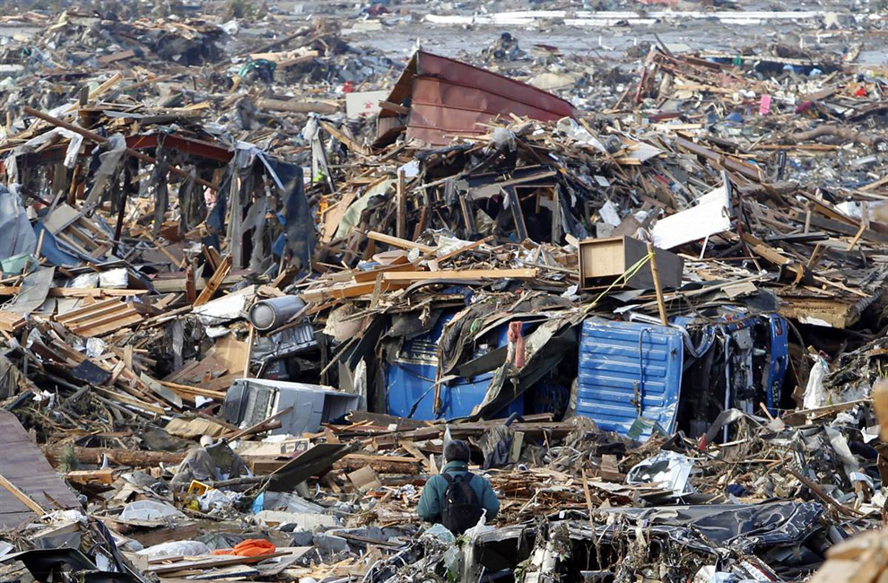 Разрушения после землетрясения и цунами в Японии