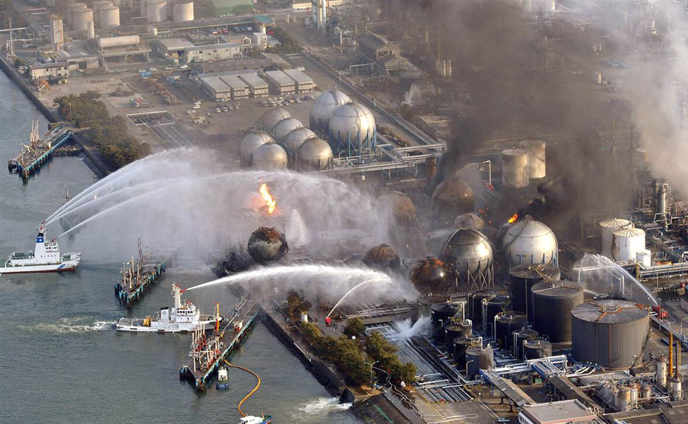Пожар на заводе нефтяной компании «Cosmo Oil»