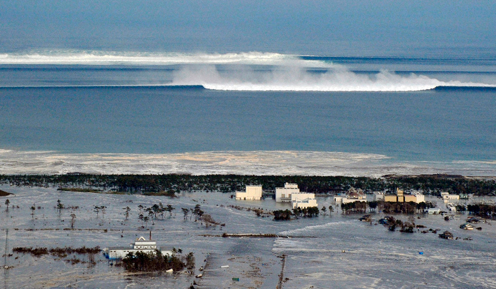 Волна цунами набегает на берег.