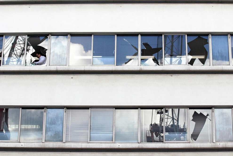 Разбитые окна здания.