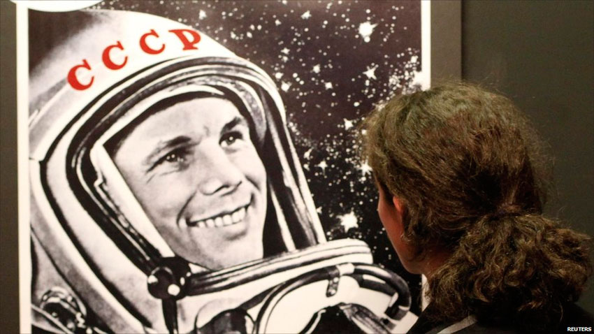 Человек смотрит на портрет Гагарина