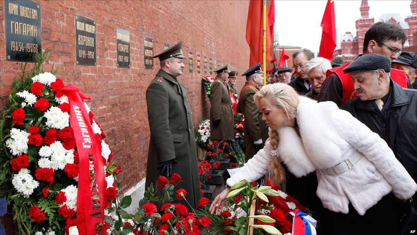 Возложение цветов к памятнику Гагарину